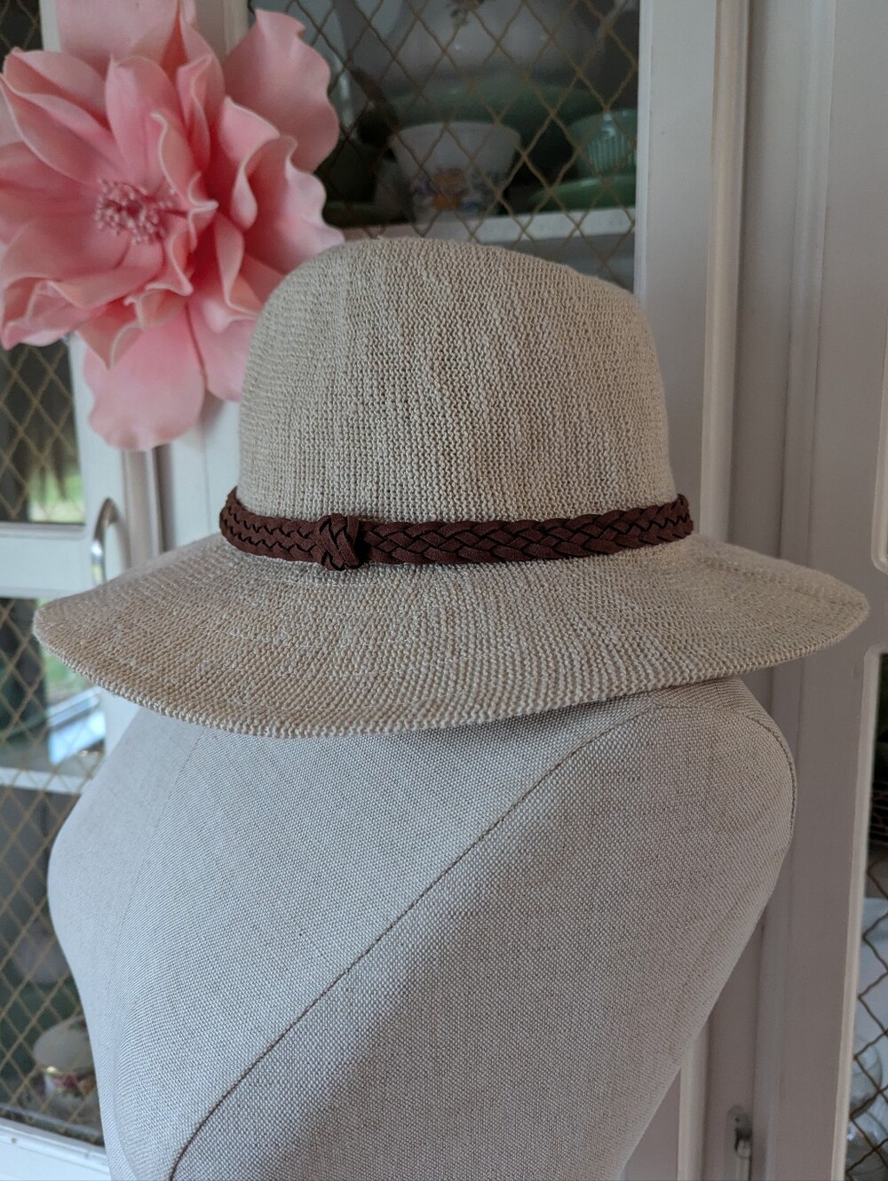 Women's Beachy Woven Straw Sun Hat  Braided Brown Band Sun Hat Safari Classic